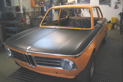 Fertig lackierter BMW 02 mit GfK-Teilen.