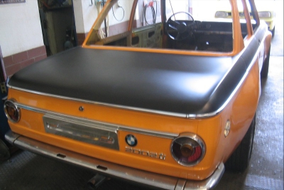 Fertig lackierter BMW 02 mit GfK-Teilen.