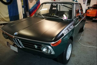 Fertig lackierter BMW 02 mit GfK-Teilen.