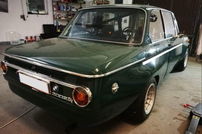 Fertig lackierter BMW 02 mit GfK-Teilen.