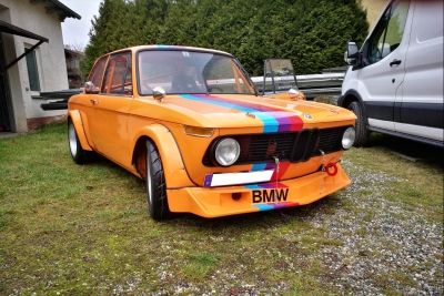 Fertig lackierter BMW 02 mit GfK-Teilen.