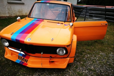 Fertig lackierter BMW 02 mit GfK-Teilen.
