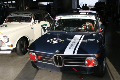 Fertig lackierter BMW 02 mit GfK-Teilen.