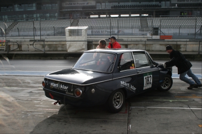 Fertig lackierter BMW 02 mit GfK-Teilen.