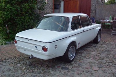 Fertig lackierter BMW 02 mit GfK-Teilen.